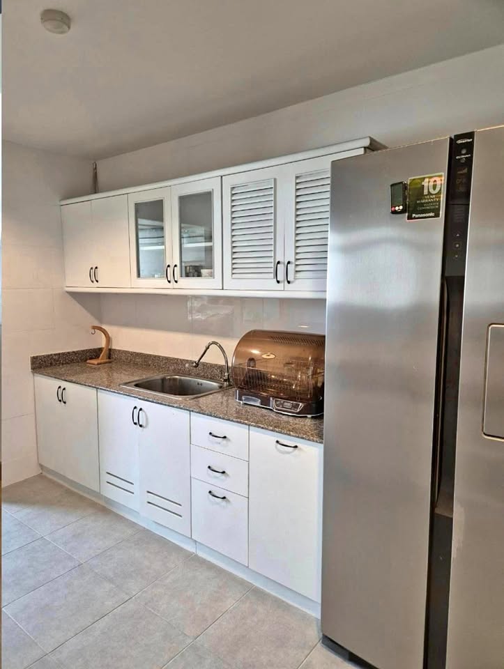 Spacious pet-friendly 3-bedroom, 200 sqm condo at D.S. Tower 1 Sukhumvit 33 for rent at 80,000 THB/month. Prime Sukhumvit location near BTS Phrom Phong.