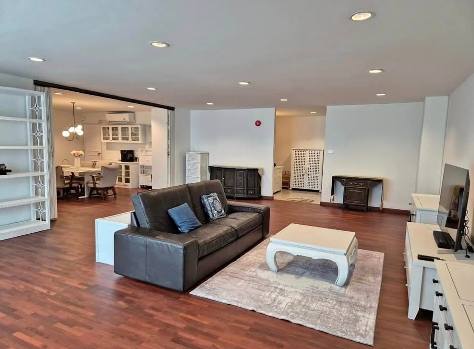 Spacious pet-friendly 3-bedroom, 200 sqm condo at D.S. Tower 1 Sukhumvit 33 for rent at 80,000 THB/month. Prime Sukhumvit location near BTS Phrom Phong.