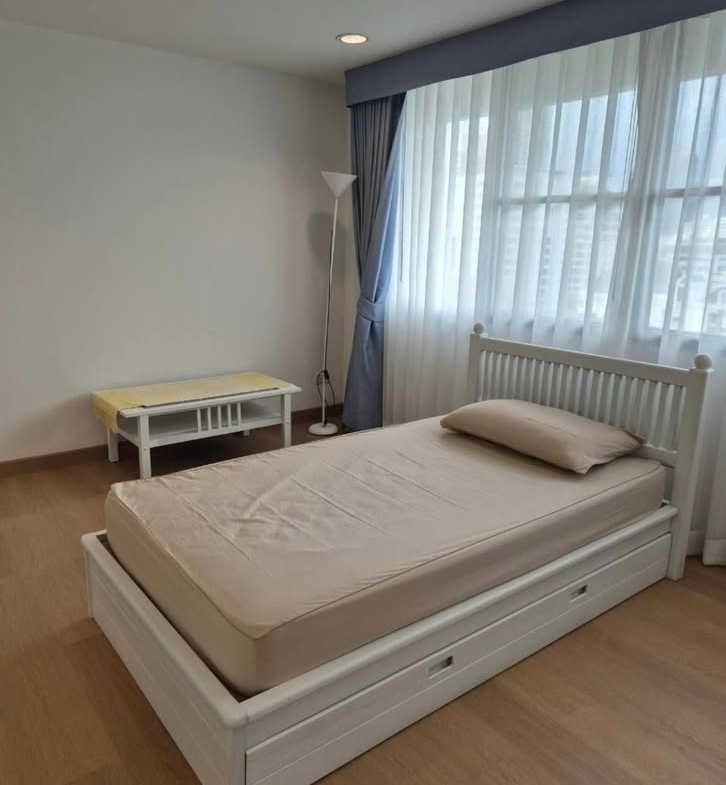 Spacious pet-friendly 3-bedroom, 200 sqm condo at D.S. Tower 1 Sukhumvit 33 for rent at 80,000 THB/month. Prime Sukhumvit location near BTS Phrom Phong.