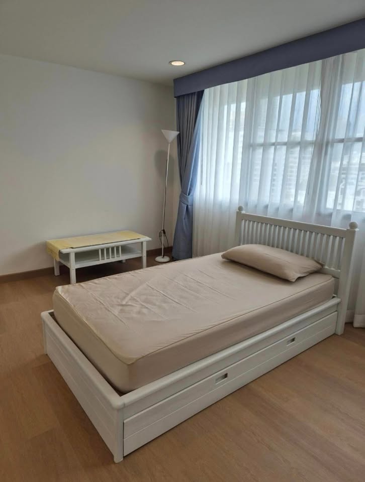 Spacious pet-friendly 3-bedroom, 200 sqm condo at D.S. Tower 1 Sukhumvit 33 for rent at 80,000 THB/month. Prime Sukhumvit location near BTS Phrom Phong.