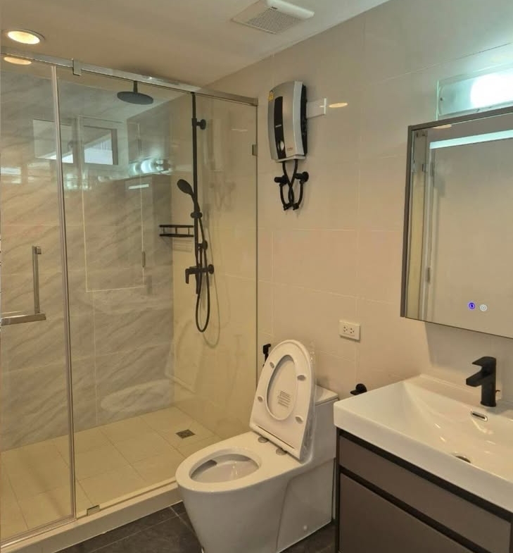 Spacious pet-friendly 3-bedroom, 200 sqm condo at D.S. Tower 1 Sukhumvit 33 for rent at 80,000 THB/month. Prime Sukhumvit location near BTS Phrom Phong.