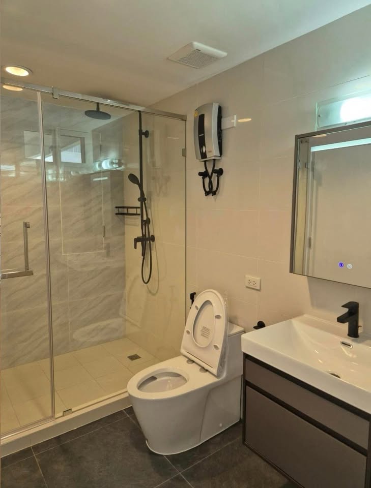 Spacious pet-friendly 3-bedroom, 200 sqm condo at D.S. Tower 1 Sukhumvit 33 for rent at 80,000 THB/month. Prime Sukhumvit location near BTS Phrom Phong.