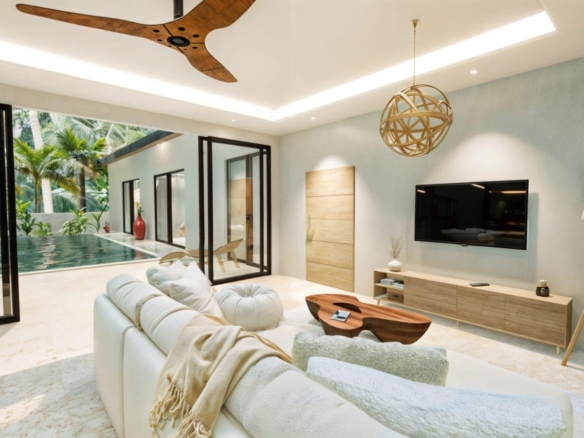 Customizable 4-bedroom villa in Maenam, Koh Samui with private pool and garden. Last plot available! Price: 12M THB. Ideal for living or investment.