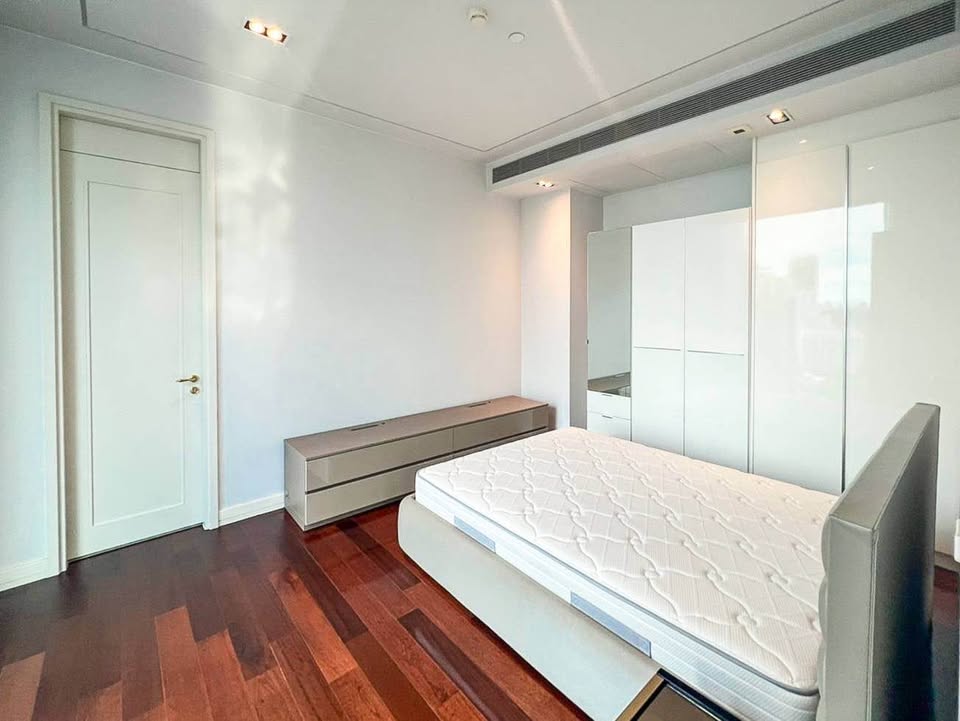 Spacious living area of luxury 3-bedroom condo at Marque Sukhumvit 39 with panoramic city view and high-end interior design