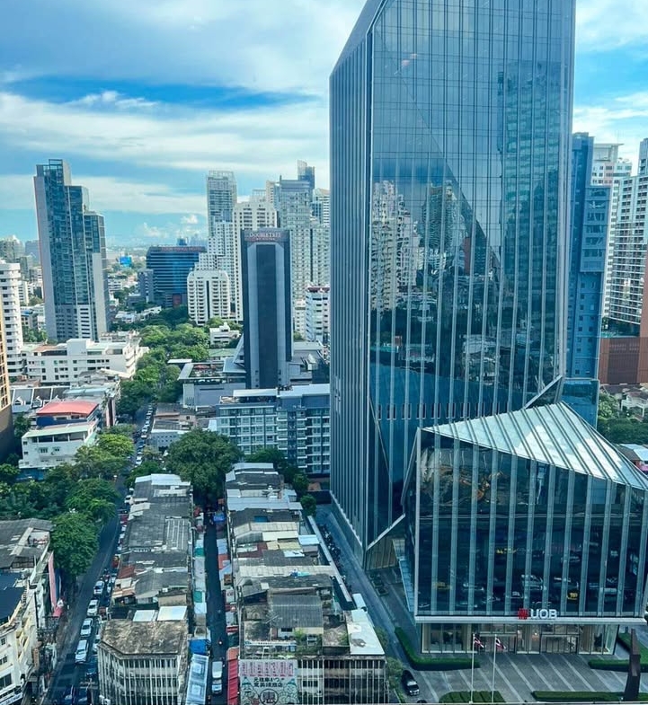 Spacious living area of luxury 3-bedroom condo at Marque Sukhumvit 39 with panoramic city view and high-end interior design