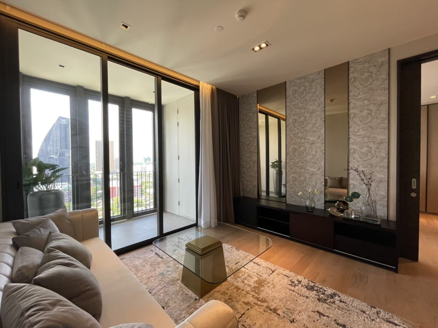Luxury 1-bedroom condo at BEATNIQ Sukhumvit 32, 58 sqm, fully furnished with Italian furniture, near BTS Thong Lo. Rent 68,000 THB/month.