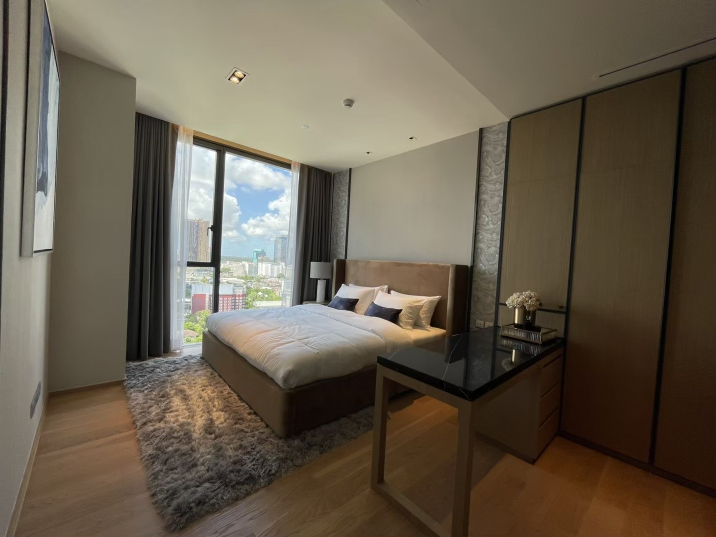Luxury 1-bedroom condo at BEATNIQ Sukhumvit 32, 58 sqm, fully furnished with Italian furniture, near BTS Thong Lo. Rent 68,000 THB/month.