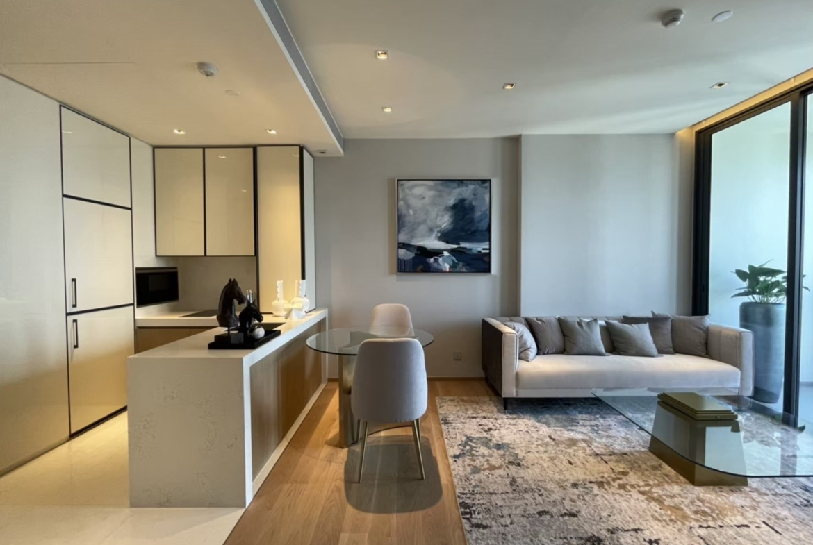 Luxury 1-bedroom condo at BEATNIQ Sukhumvit 32, 58 sqm, fully furnished with Italian furniture, near BTS Thong Lo. Rent 68,000 THB/month.