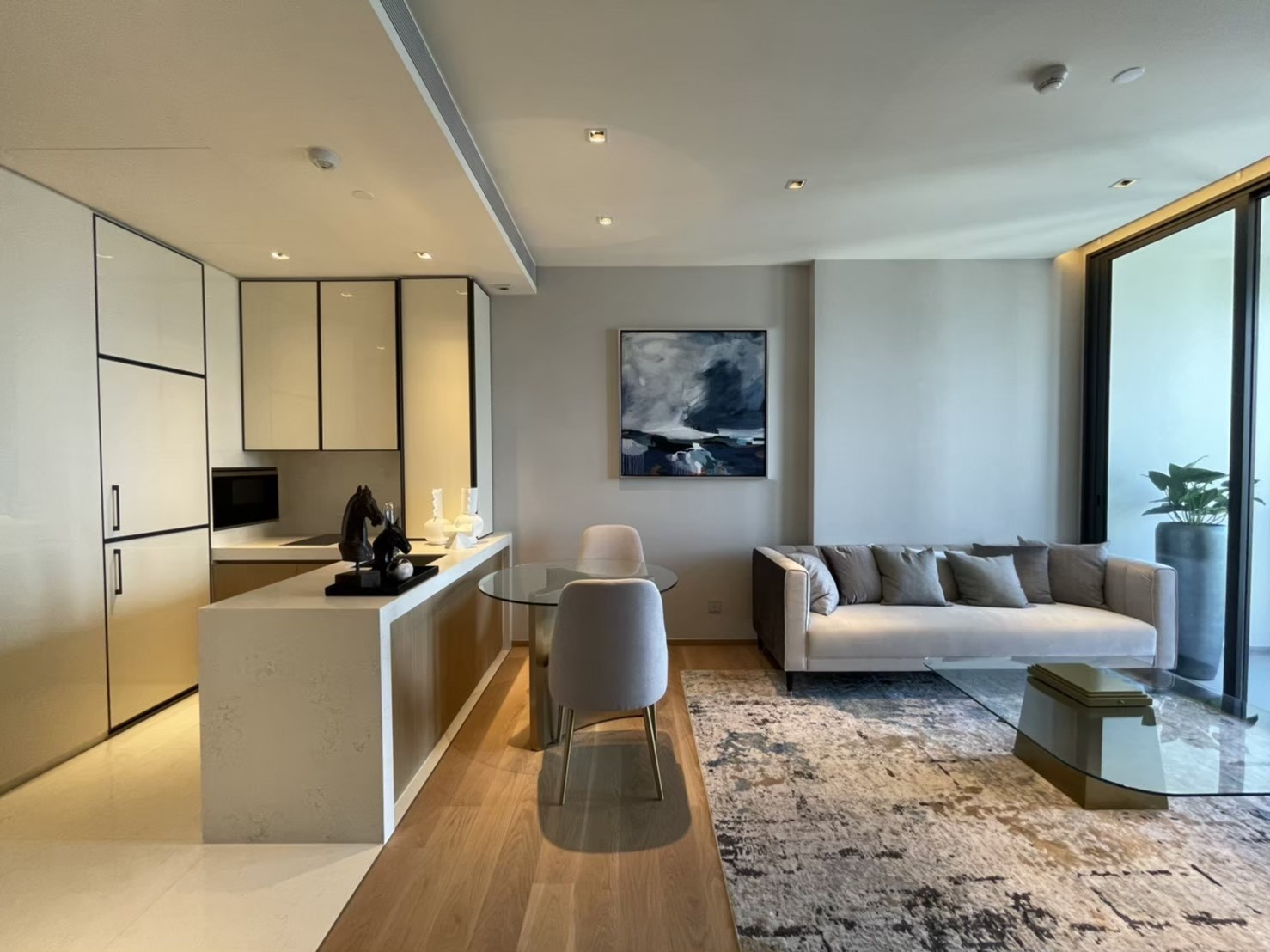 Luxury 1-bedroom condo at BEATNIQ Sukhumvit 32, 58 sqm, fully furnished with Italian furniture, near BTS Thong Lo. Rent 68,000 THB/month.