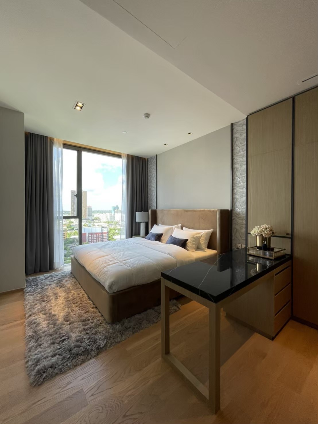Luxury 1-bedroom condo at BEATNIQ Sukhumvit 32, 58 sqm, fully furnished with Italian furniture, near BTS Thong Lo. Rent 68,000 THB/month.