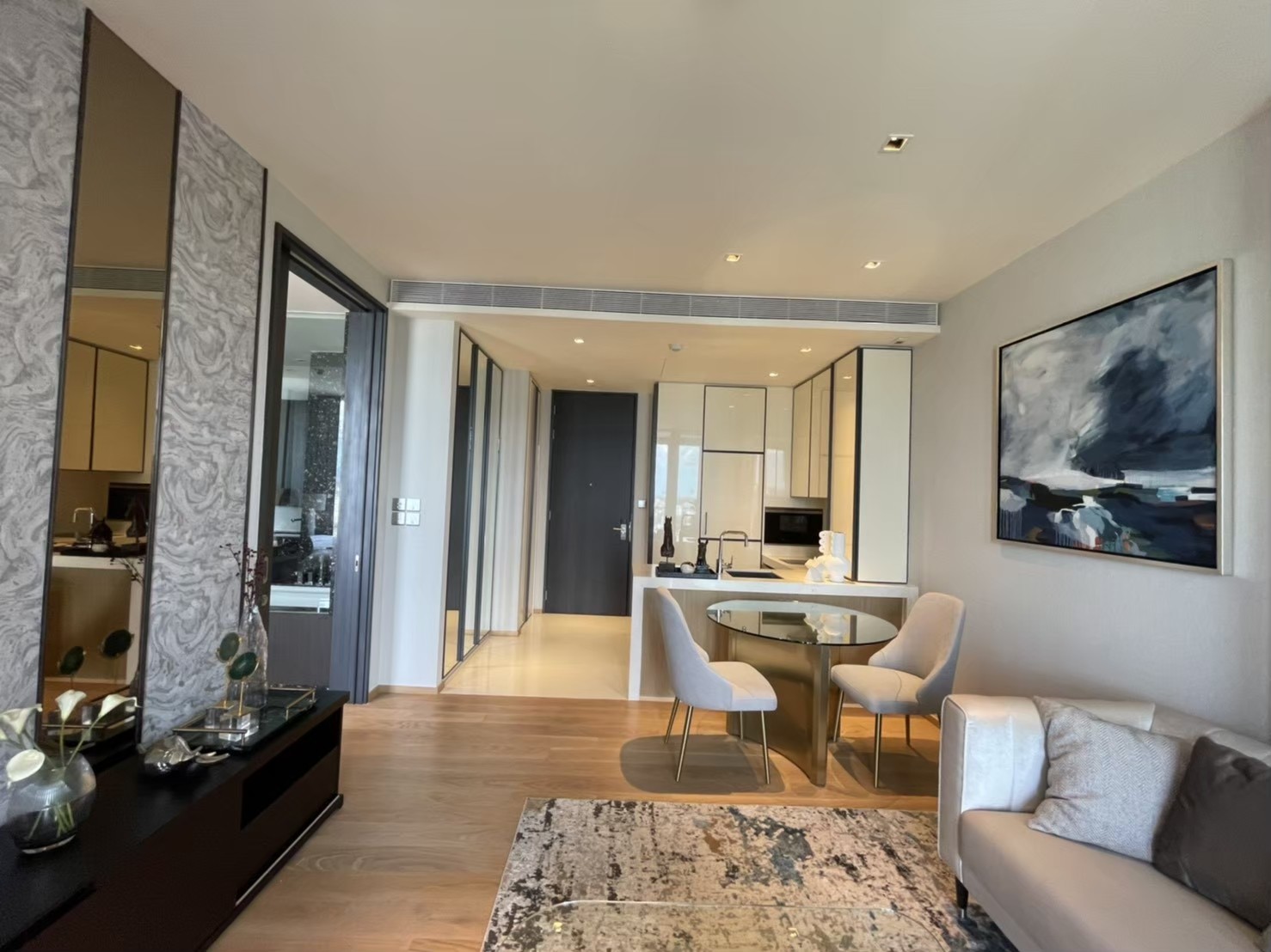 Luxury 1-bedroom condo at BEATNIQ Sukhumvit 32, 58 sqm, fully furnished with Italian furniture, near BTS Thong Lo. Rent 68,000 THB/month.