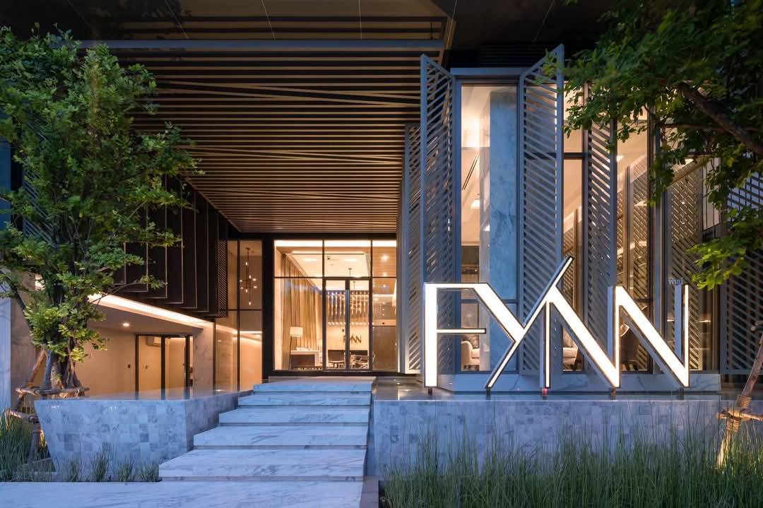 Modern 3-bedroom condo at FYNN Sukhumvit 31. 114 sqm, fully furnished, 4th floor. Near BTS Phrom Phong & The EM District. Rent 105,000 THB/month.