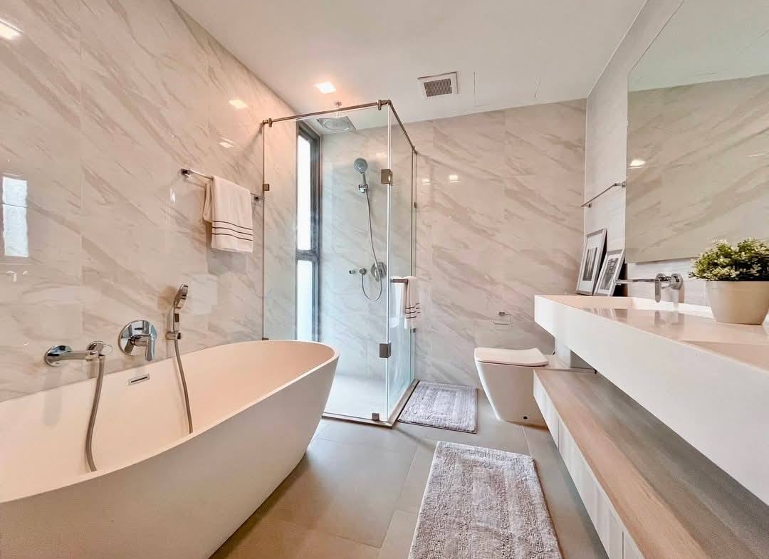 Modern 3-bedroom condo at FYNN Sukhumvit 31. 114 sqm, fully furnished, 4th floor. Near BTS Phrom Phong & The EM District. Rent 105,000 THB/month.