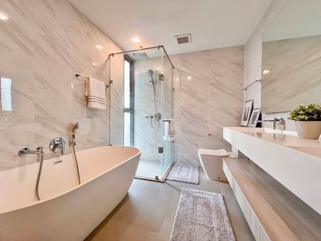 Modern 3-bedroom condo at FYNN Sukhumvit 31. 114 sqm, fully furnished, 4th floor. Near BTS Phrom Phong & The EM District. Rent 105,000 THB/month.