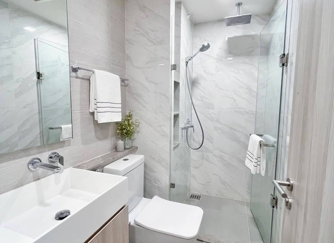 Modern 3-bedroom condo at FYNN Sukhumvit 31. 114 sqm, fully furnished, 4th floor. Near BTS Phrom Phong & The EM District. Rent 105,000 THB/month.