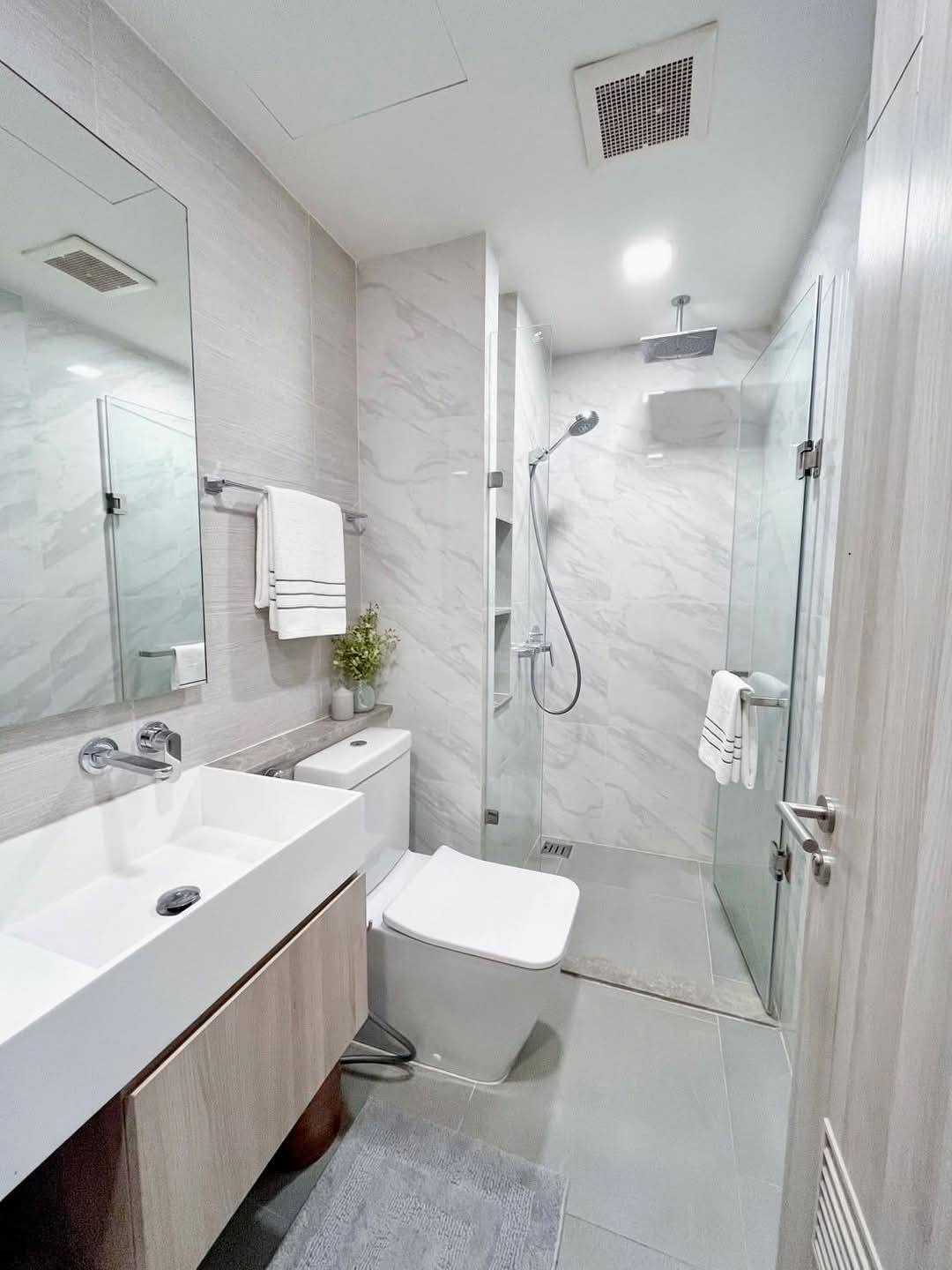 Modern 3-bedroom condo at FYNN Sukhumvit 31. 114 sqm, fully furnished, 4th floor. Near BTS Phrom Phong & The EM District. Rent 105,000 THB/month.