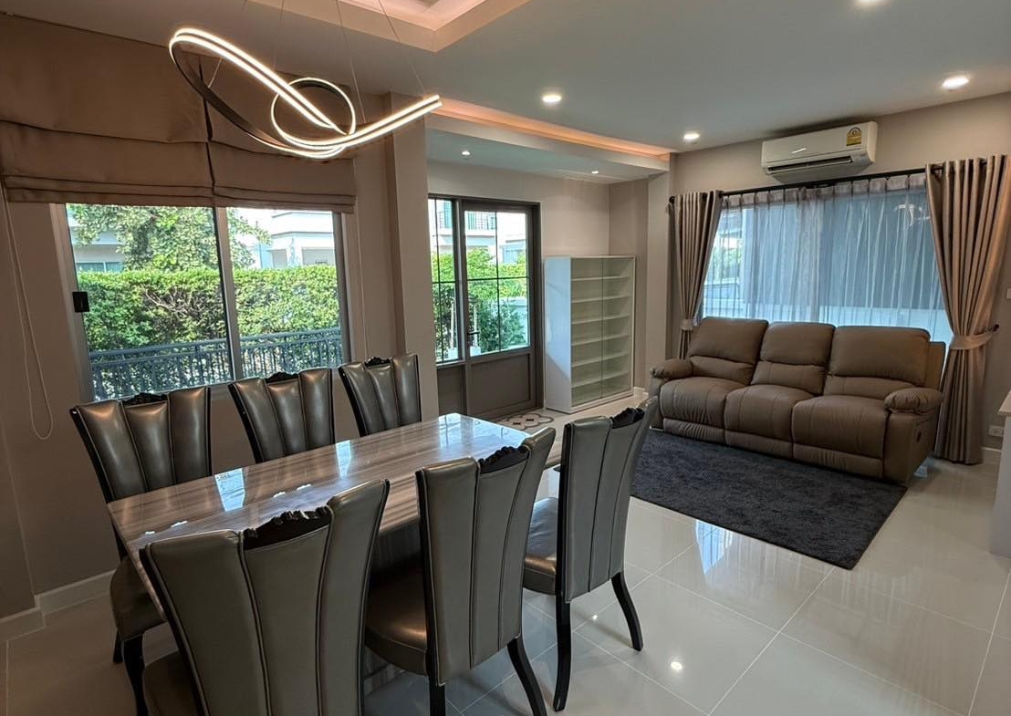 Spacious 3-bedroom house at Life Bangkok Boulevard for rent 58K THB. Fully renovated, modern appliances, gated community. Near Mega Bangna & Airport Link.