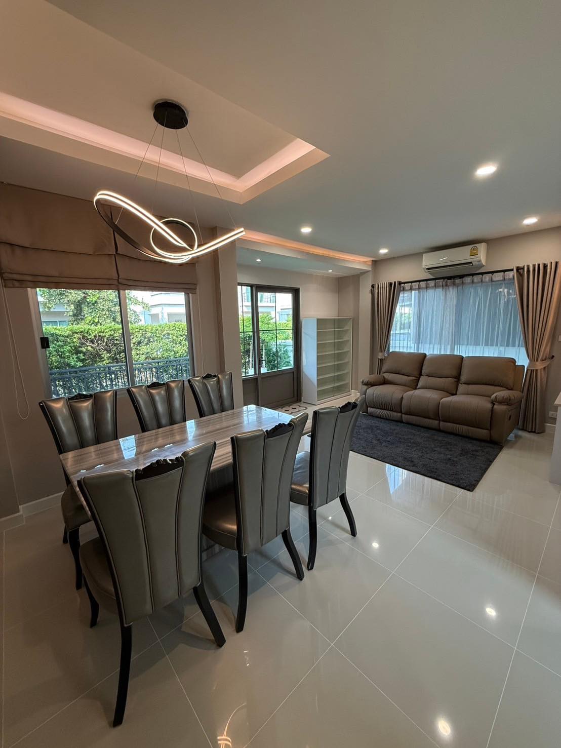 Spacious 3-bedroom house at Life Bangkok Boulevard for rent 58K THB. Fully renovated, modern appliances, gated community. Near Mega Bangna & Airport Link.