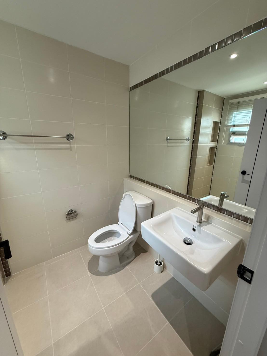 Spacious 3-bedroom house at Life Bangkok Boulevard for rent 58K THB. Fully renovated, modern appliances, gated community. Near Mega Bangna & Airport Link.