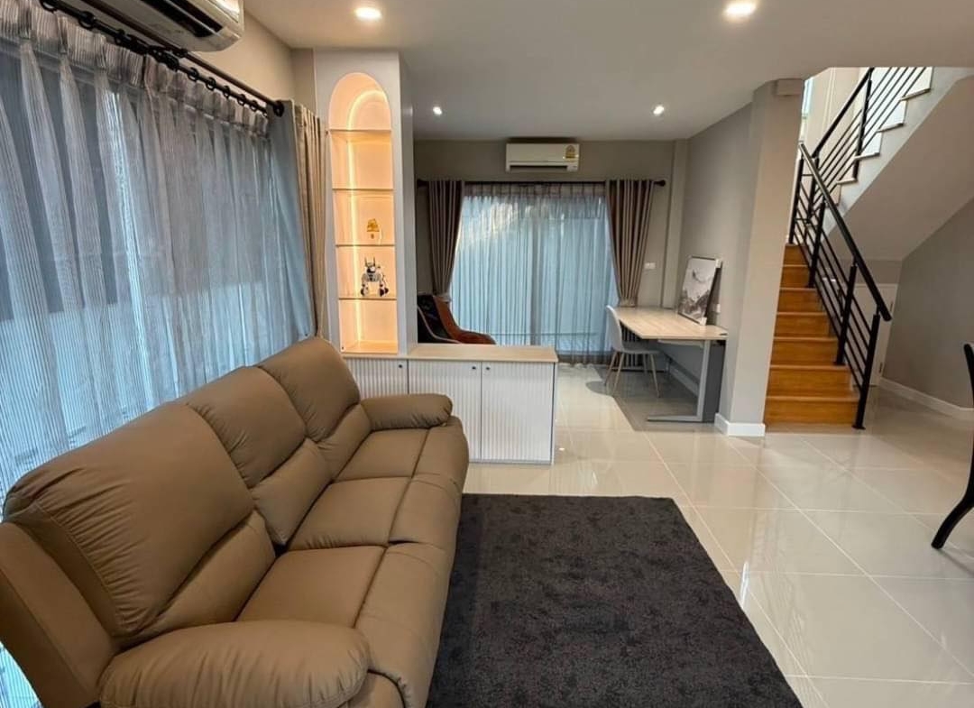 Spacious 3-bedroom house at Life Bangkok Boulevard for rent 58K THB. Fully renovated, modern appliances, gated community. Near Mega Bangna & Airport Link.