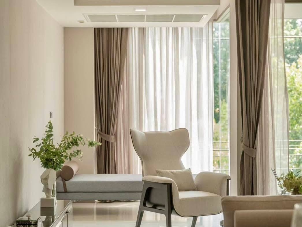 Modern 3-bedroom condo at FYNN Sukhumvit 31. 114 sqm, fully furnished, 4th floor. Near BTS Phrom Phong & The EM District. Rent 105,000 THB/month.