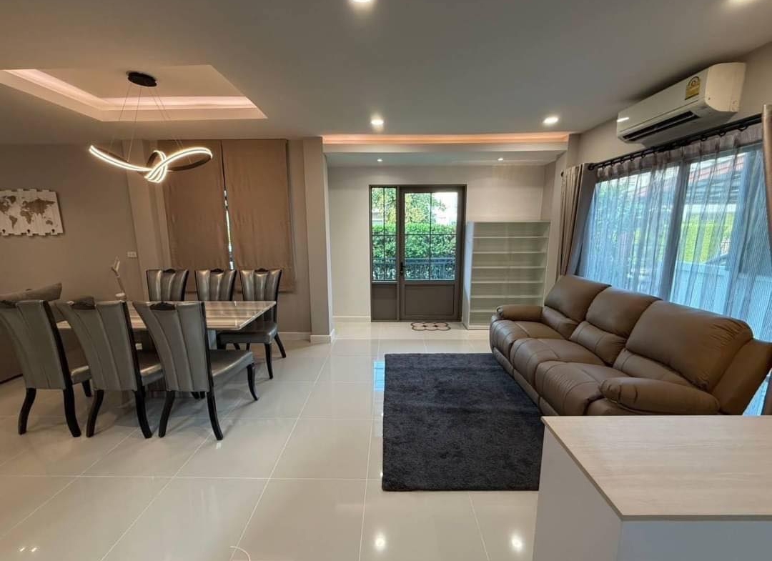 Spacious 3-bedroom house at Life Bangkok Boulevard for rent 58K THB. Fully renovated, modern appliances, gated community. Near Mega Bangna & Airport Link.