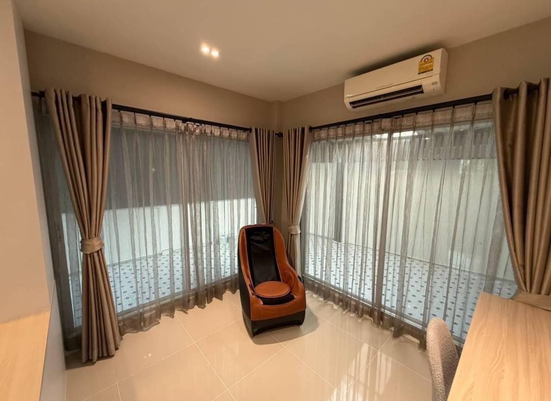 Spacious 3-bedroom house at Life Bangkok Boulevard for rent 58K THB. Fully renovated, modern appliances, gated community. Near Mega Bangna & Airport Link.