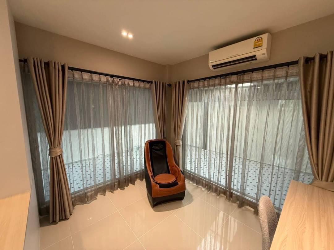 Spacious 3-bedroom house at Life Bangkok Boulevard for rent 58K THB. Fully renovated, modern appliances, gated community. Near Mega Bangna & Airport Link.