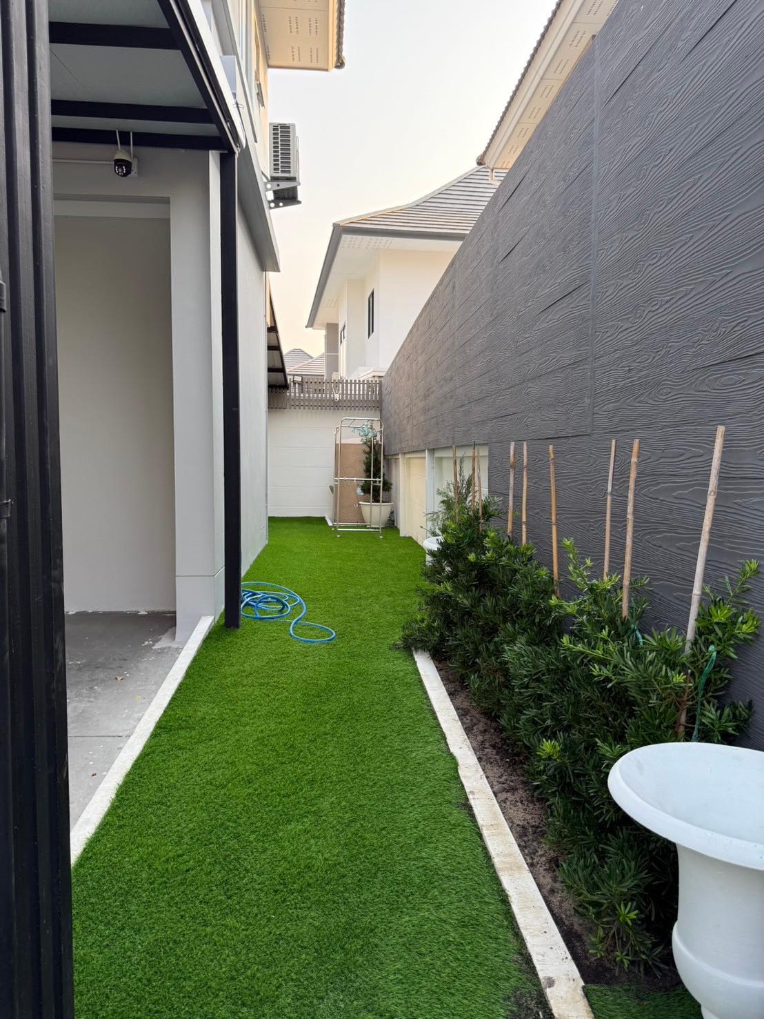 Spacious 3-bedroom house at Life Bangkok Boulevard for rent 58K THB. Fully renovated, modern appliances, gated community. Near Mega Bangna & Airport Link.