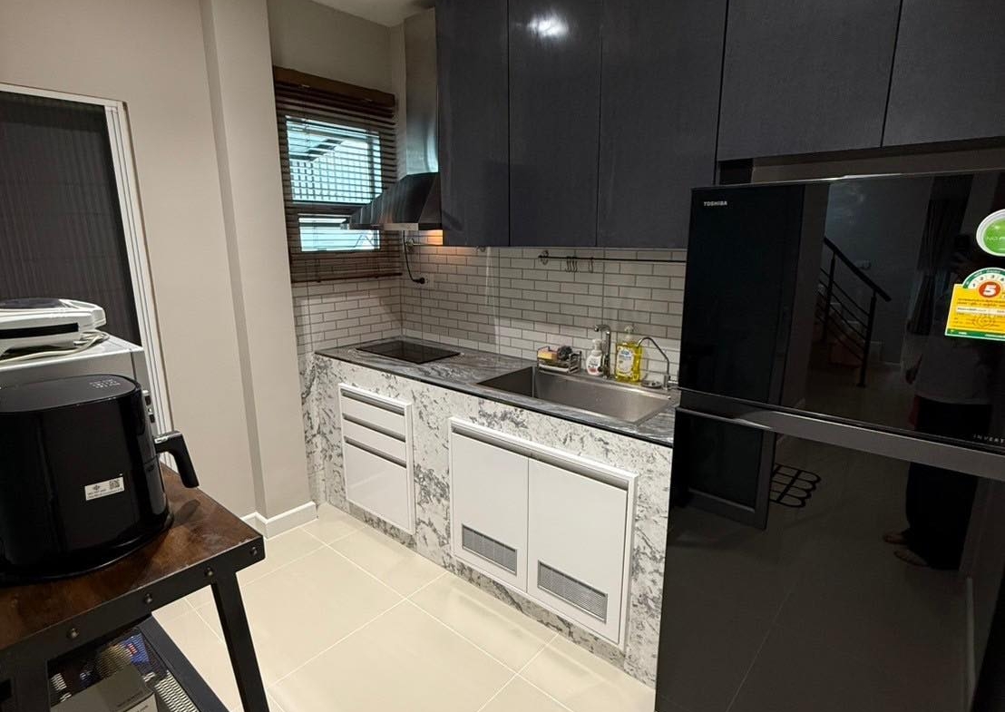 Spacious 3-bedroom house at Life Bangkok Boulevard for rent 58K THB. Fully renovated, modern appliances, gated community. Near Mega Bangna & Airport Link.
