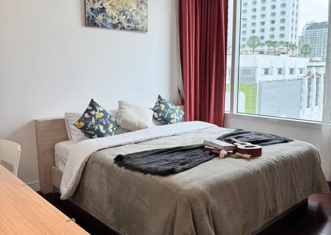 Pet-friendly 2-bedroom condo at Manhattan Chidlom for sale 10.5M THB. Near BTS Chidlom, Central Chidlom, Central World. Unblocked city view.