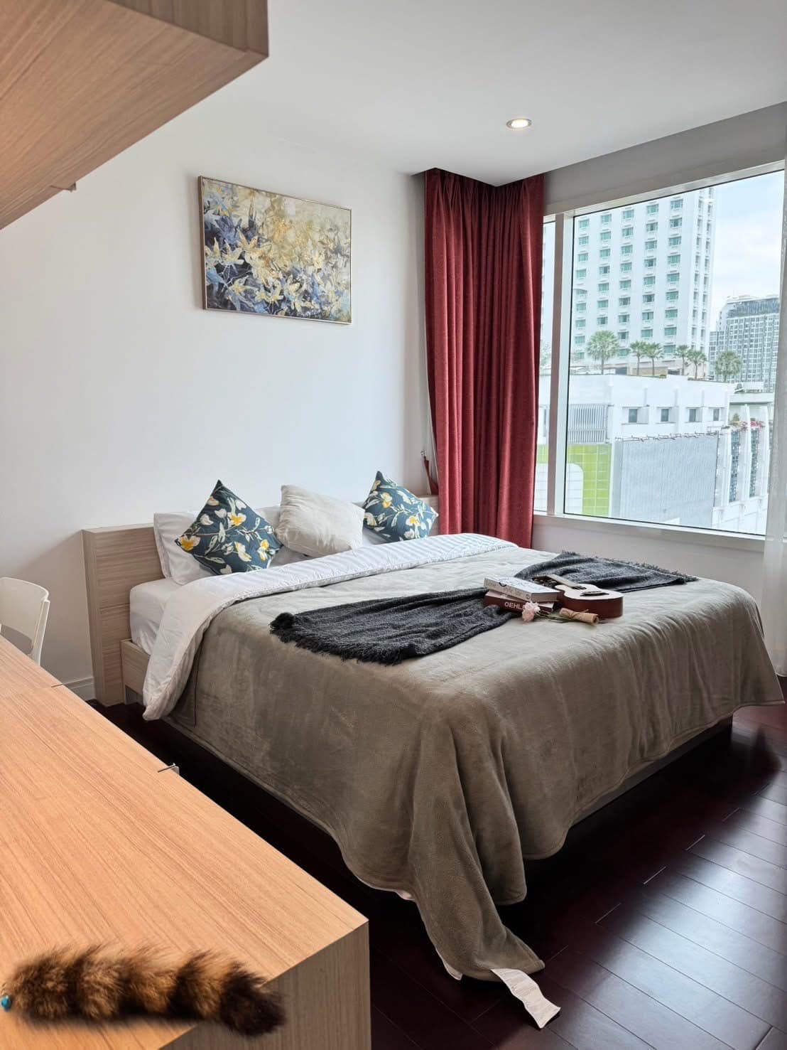 Pet-friendly 2-bedroom condo at Manhattan Chidlom for sale 10.5M THB. Near BTS Chidlom, Central Chidlom, Central World. Unblocked city view.