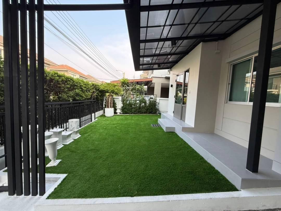 Spacious 3-bedroom house at Life Bangkok Boulevard for rent 58K THB. Fully renovated, modern appliances, gated community. Near Mega Bangna & Airport Link.