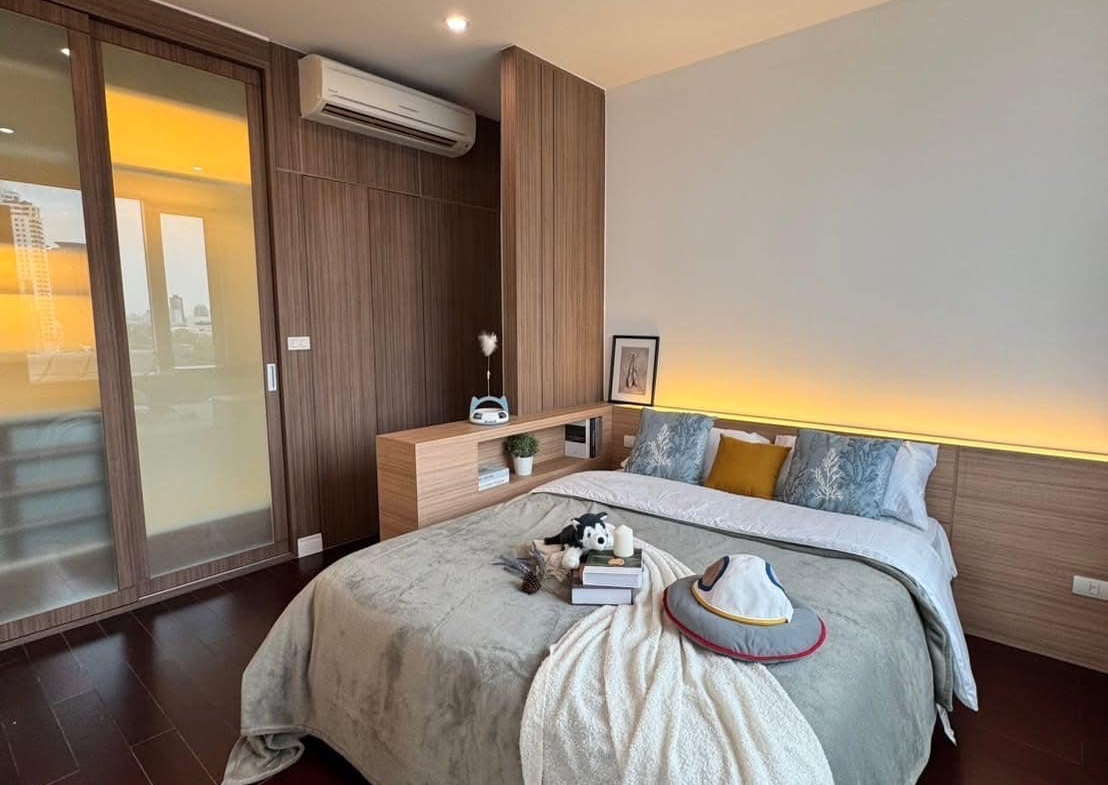 Pet-friendly 2-bedroom condo at Manhattan Chidlom for sale 10.5M THB. Near BTS Chidlom, Central Chidlom, Central World. Unblocked city view.