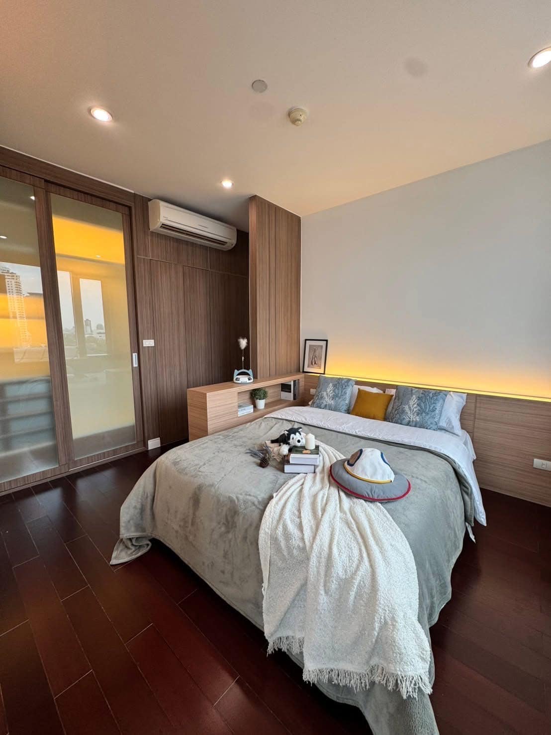 Pet-friendly 2-bedroom condo at Manhattan Chidlom for sale 10.5M THB. Near BTS Chidlom, Central Chidlom, Central World. Unblocked city view.