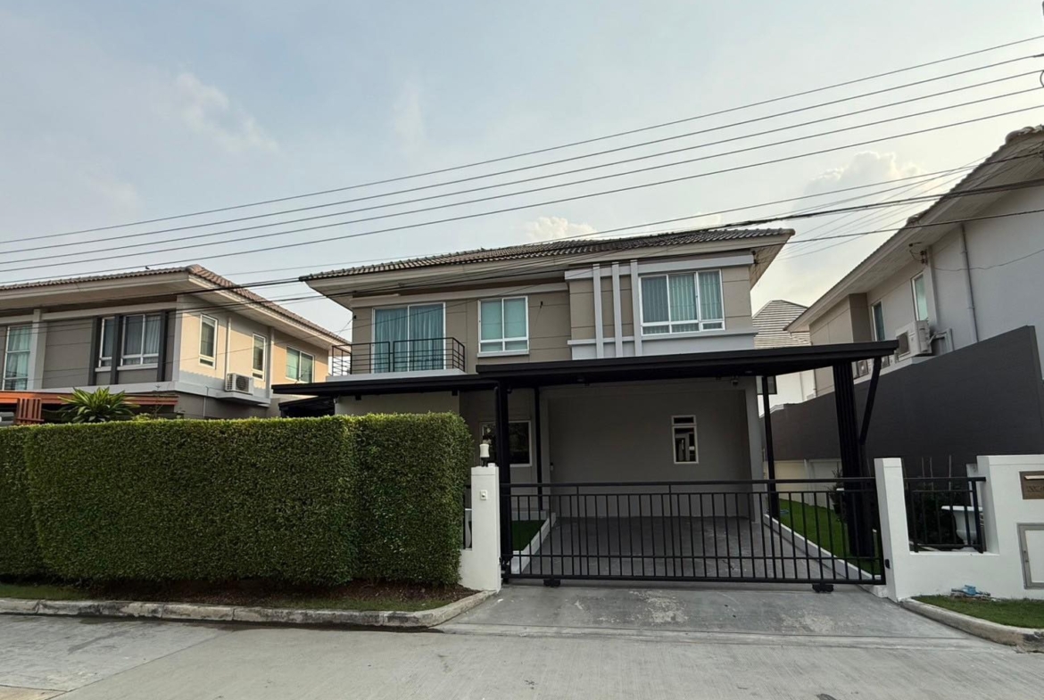 Spacious 3-bedroom house at Life Bangkok Boulevard for rent 58K THB. Fully renovated, modern appliances, gated community. Near Mega Bangna & Airport Link.