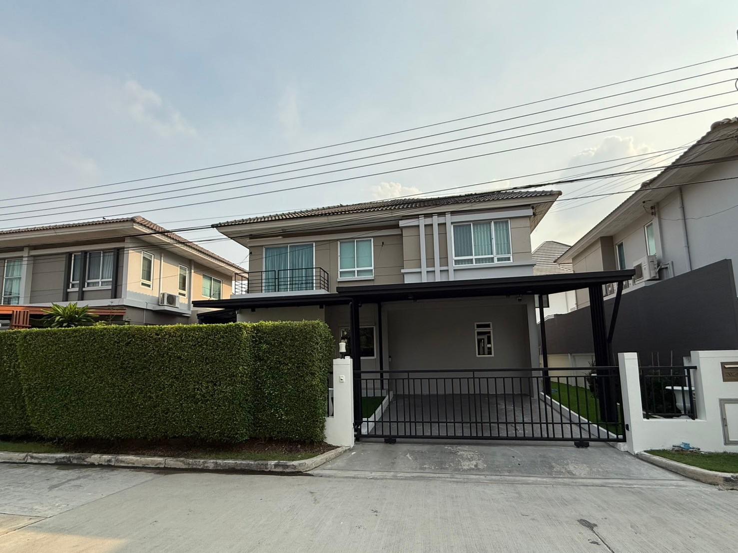 Spacious 3-bedroom house at Life Bangkok Boulevard for rent 58K THB. Fully renovated, modern appliances, gated community. Near Mega Bangna & Airport Link.