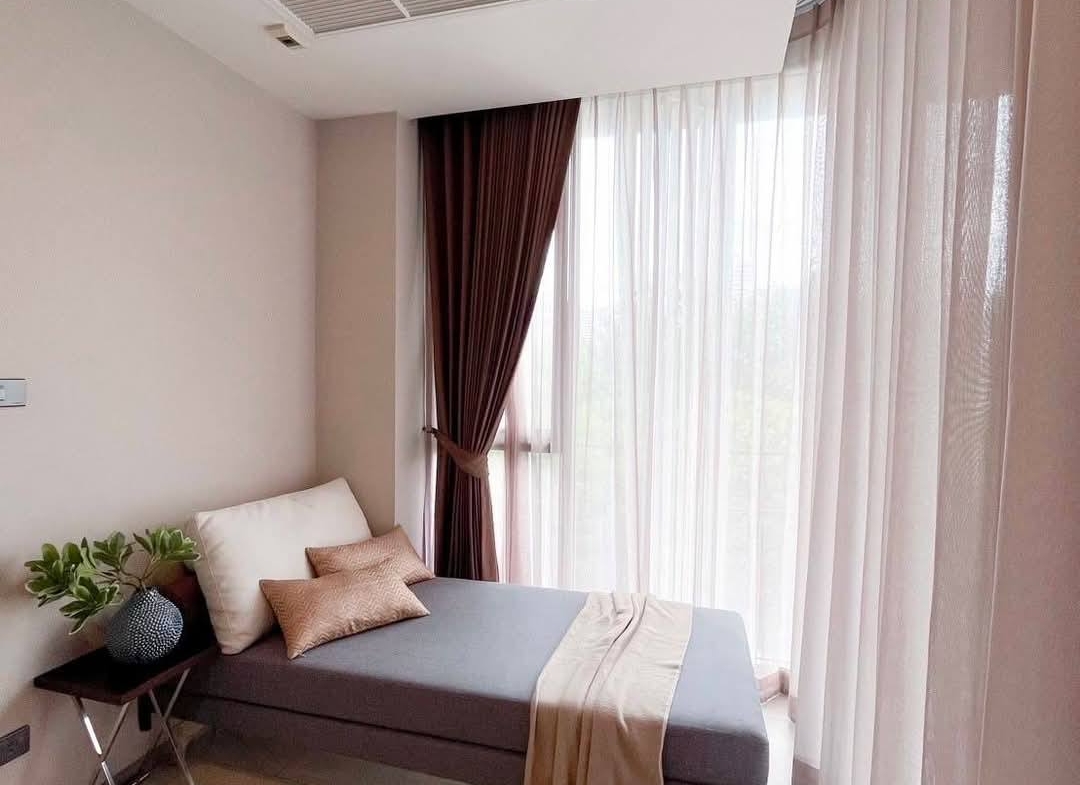 Modern 3-bedroom condo at FYNN Sukhumvit 31. 114 sqm, fully furnished, 4th floor. Near BTS Phrom Phong & The EM District. Rent 105,000 THB/month.