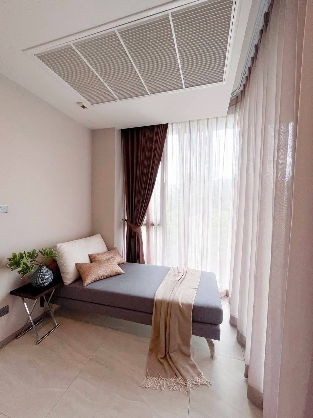 Modern 3-bedroom condo at FYNN Sukhumvit 31. 114 sqm, fully furnished, 4th floor. Near BTS Phrom Phong & The EM District. Rent 105,000 THB/month.