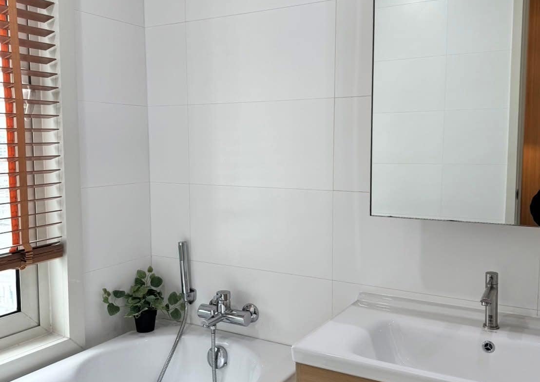 Pet-friendly 2-bedroom condo at Manhattan Chidlom for sale 10.5M THB. Near BTS Chidlom, Central Chidlom, Central World. Unblocked city view.