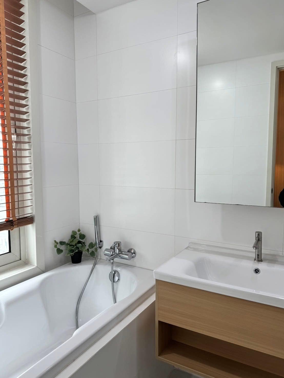 Pet-friendly 2-bedroom condo at Manhattan Chidlom for sale 10.5M THB. Near BTS Chidlom, Central Chidlom, Central World. Unblocked city view.
