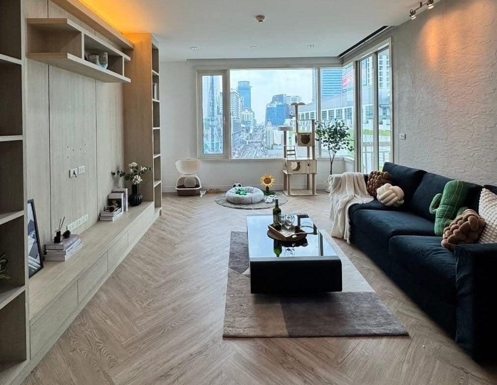 Pet-friendly 2-bedroom condo at Manhattan Chidlom for sale 10.5M THB. Near BTS Chidlom, Central Chidlom, Central World. Unblocked city view.