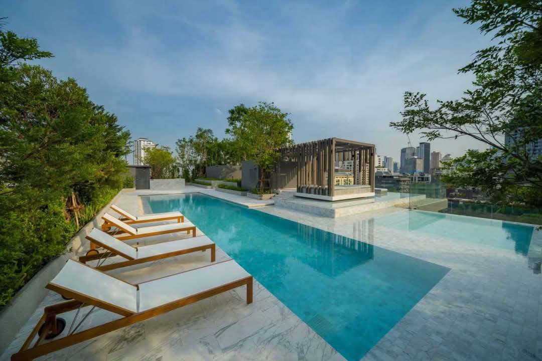 Modern 3-bedroom condo at FYNN Sukhumvit 31. 114 sqm, fully furnished, 4th floor. Near BTS Phrom Phong & The EM District. Rent 105,000 THB/month.