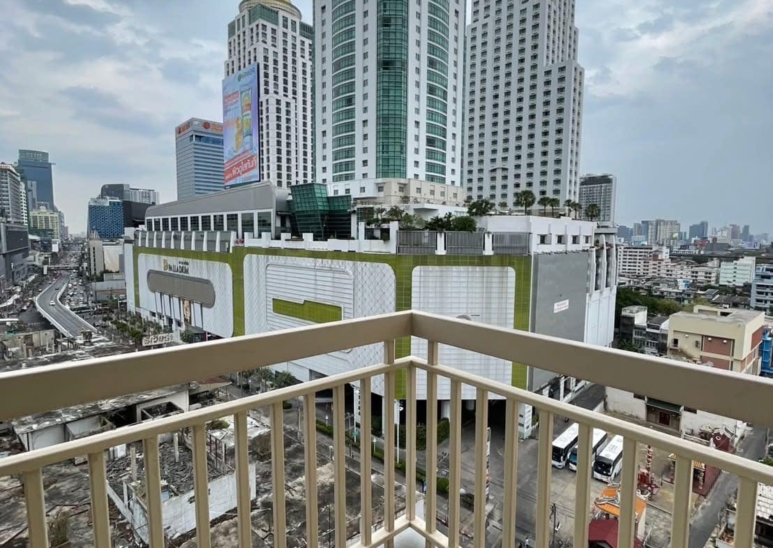 Pet-friendly 2-bedroom condo at Manhattan Chidlom for sale 10.5M THB. Near BTS Chidlom, Central Chidlom, Central World. Unblocked city view.