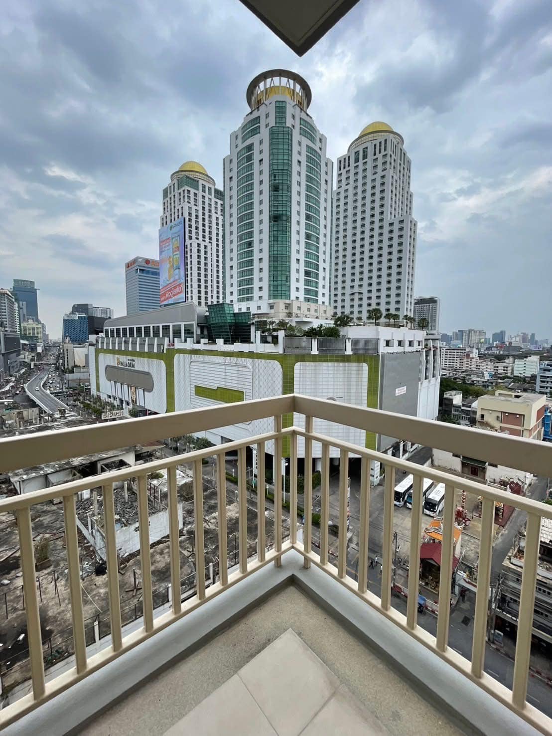 Pet-friendly 2-bedroom condo at Manhattan Chidlom for sale 10.5M THB. Near BTS Chidlom, Central Chidlom, Central World. Unblocked city view.