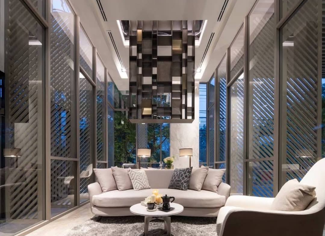 Modern 3-bedroom condo at FYNN Sukhumvit 31. 114 sqm, fully furnished, 4th floor. Near BTS Phrom Phong & The EM District. Rent 105,000 THB/month.