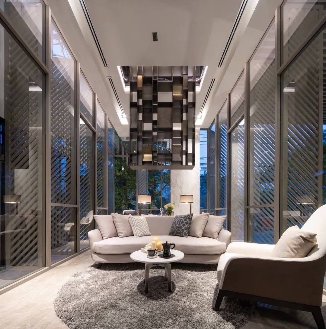 Modern 3-bedroom condo at FYNN Sukhumvit 31. 114 sqm, fully furnished, 4th floor. Near BTS Phrom Phong & The EM District. Rent 105,000 THB/month.