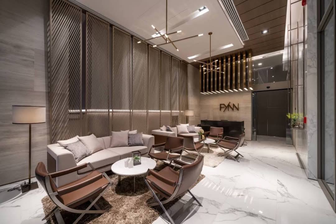Modern 3-bedroom condo at FYNN Sukhumvit 31. 114 sqm, fully furnished, 4th floor. Near BTS Phrom Phong & The EM District. Rent 105,000 THB/month.