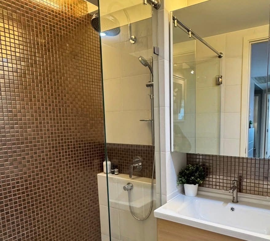Pet-friendly 2-bedroom condo at Manhattan Chidlom for sale 10.5M THB. Near BTS Chidlom, Central Chidlom, Central World. Unblocked city view.