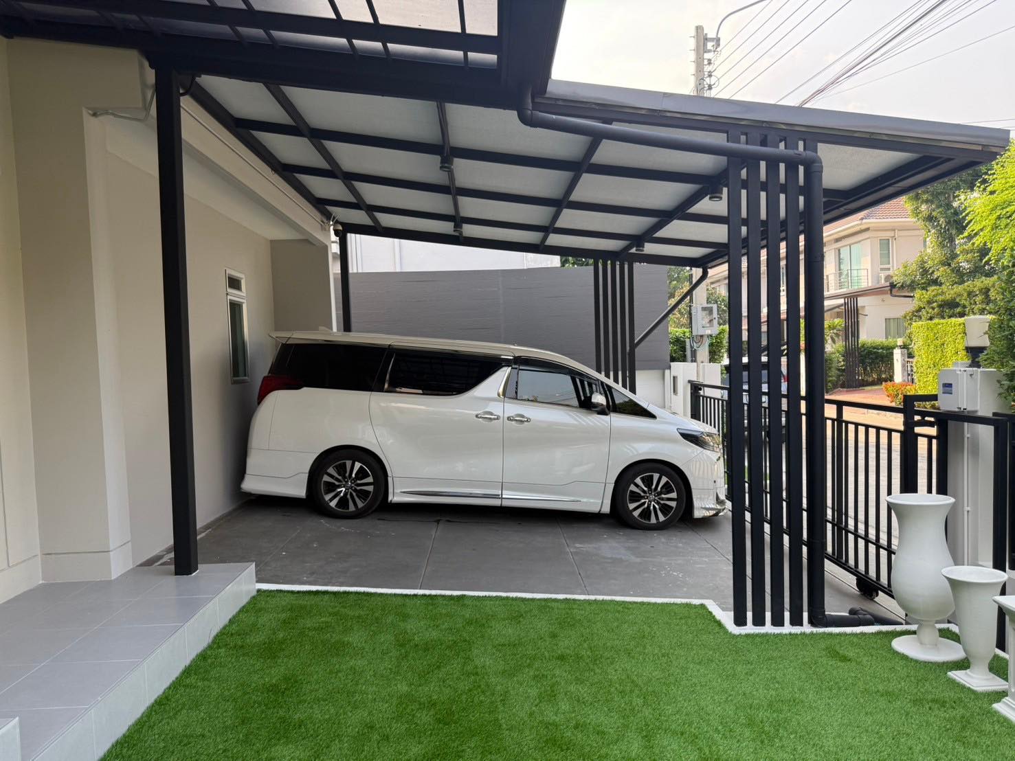 Spacious 3-bedroom house at Life Bangkok Boulevard for rent 58K THB. Fully renovated, modern appliances, gated community. Near Mega Bangna & Airport Link.